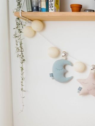Látkové přívěsky ve tvaru měsíce a hvězdy patří jednoznačně mezi naše bestsellers! 🤍 Shop online nebo @shopupstories ✨
