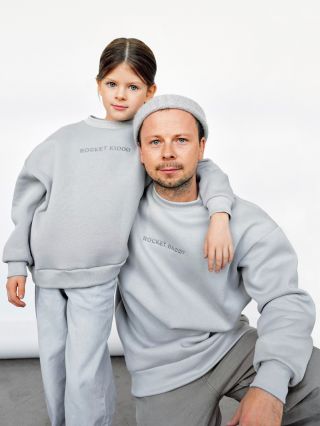 Ikonické matchy-matchy mikiny jsou konečně skladem i ve verzi pro táty! 🚀 Mikiny DAYDREAM TOGETHER šijeme podle vlastního...