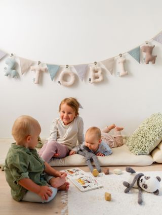 Měkký dotek pro váš domov! ☁️ Kromě světýlek Cotton Balls si u nás můžete vybrat i ručně šité vlaječkové girlandy. Jsou...