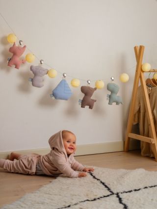 Sledujte nadšené oči svých dětí pokaždé, když se rozsvítí naše světelné girlandy! ✨🤍