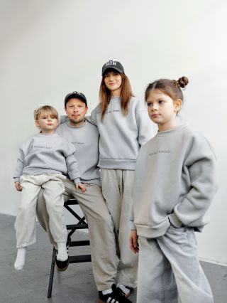 Matchy-matchy Christmas! 🎄 Přemýšlíte, co speciálního letos pořídíte pod stromeček? Naše matchy-matchy mikiny potěší...