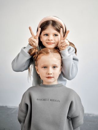 Restock! 💥 Doskladnili jsme mikiny Rocket Kiddo ve velikosti 5-7 let. 🚀 Vybírat můžete ze dvou barev – Misty Green a Mocha...