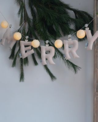 Living Merry! Přejeme všem krásné Vánoce. Ať vám radost, smích a málo spěchu a hlavně zdraví vydrží nejen o Vánocích, ale...